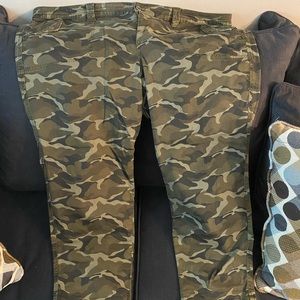 Camouflage capris